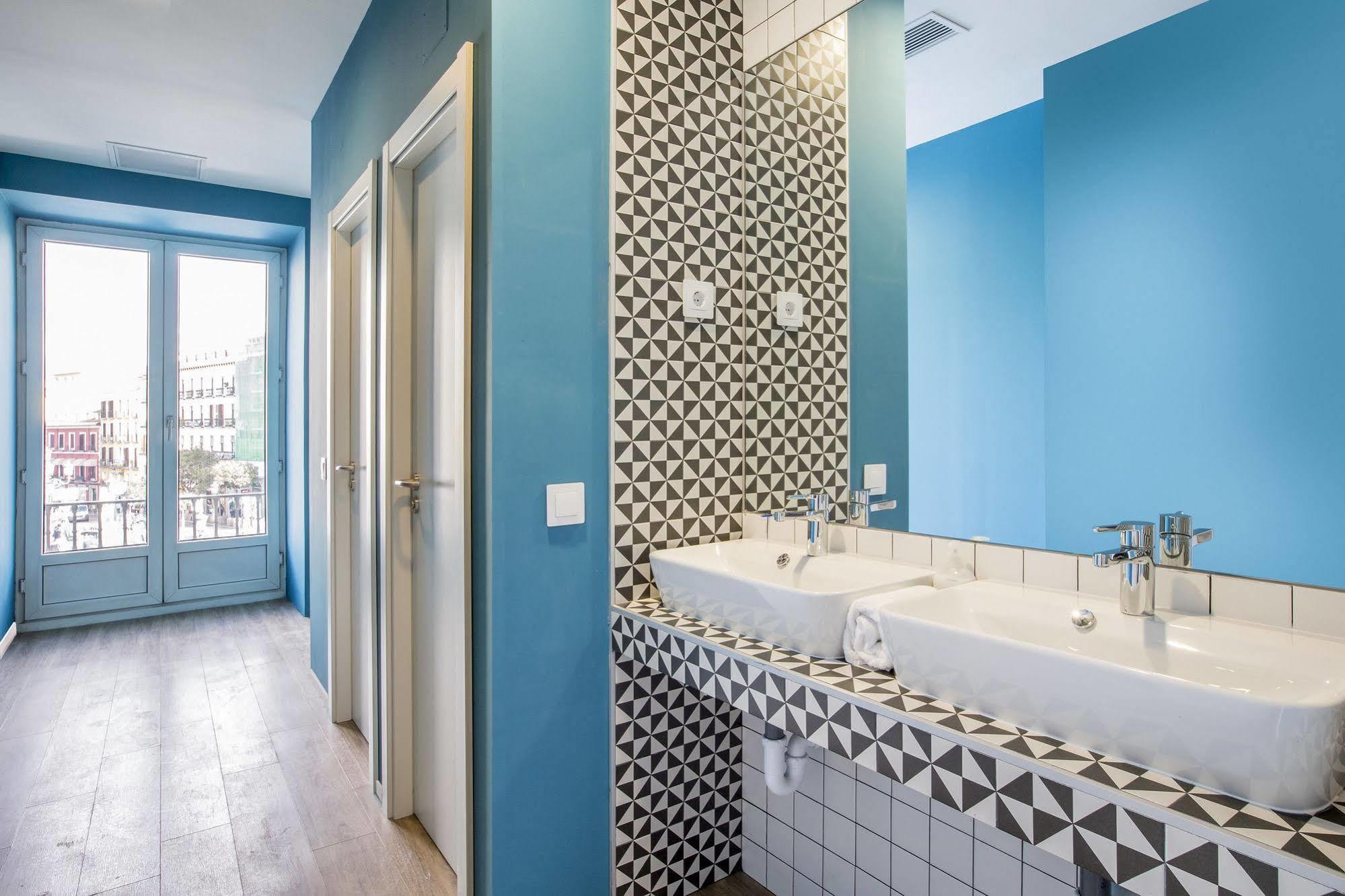 Mola Hostel Madrid Exterior photo